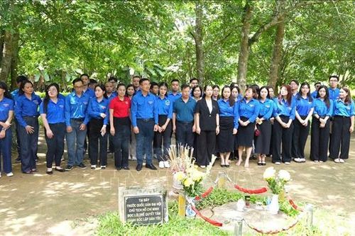 Rộn ràng mùa du lịch về nguồn