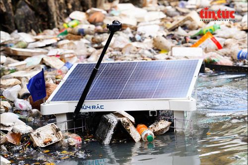 Lần đầu đưa robot vớt rác trên kênh Hy Vọng tại TP Hồ Chí Minh