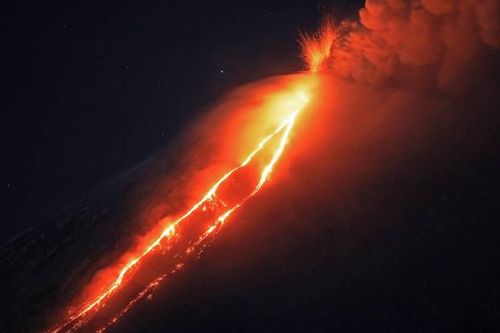 Núi lửa trên Bán đảo Kamchatka (Nga) phun cột tro cao 12km
