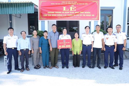 Bàn giao nhà tình nghĩa cho Thiếu tá có hoàn cảnh khó khăn Vũ Thị Ngọc Hà