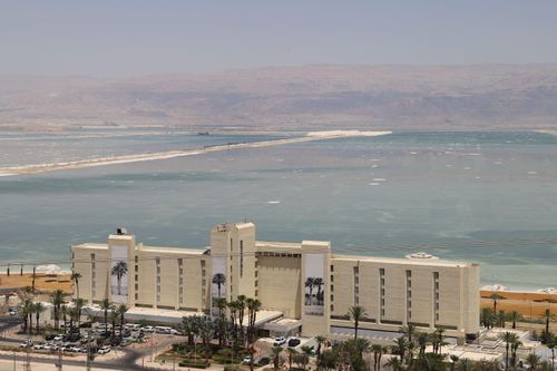 Nhiệt độ ở Israel cán mốc 50°C, người nghèo tìm nơi tránh nóng