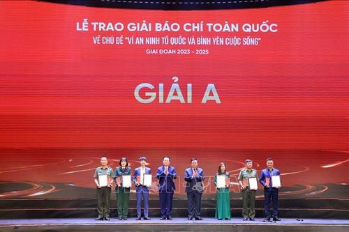 Trao giải báo chí toàn quốc về chủ đề 'Vì an ninh Tổ quốc và bình yên cuộc sống'