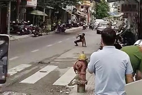 Khống chế người đàn ông có biểu hiện tâm thần, cầm dao đe dọa người đi đường
