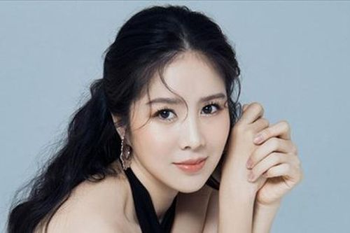 'Chị Hai' Lê Phương hết làm 'trai đẹp' lại dịu dàng bên Hồng Ánh
