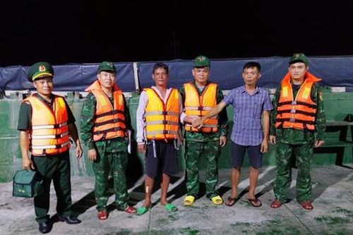 Đồn Biên phòng Tam Quan Nam cứu hộ thành công ngư dân gặp nạn trên biển