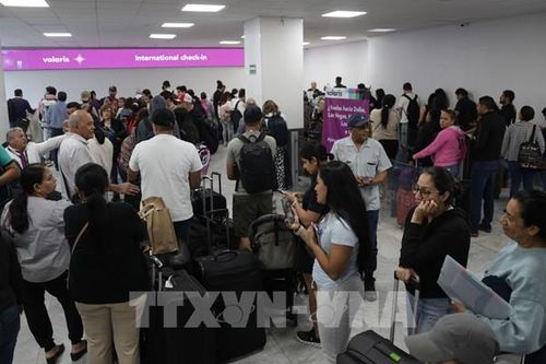 Mưa lớn khiến sân bay tại thủ đô Mexico City đóng cửa hai lần
