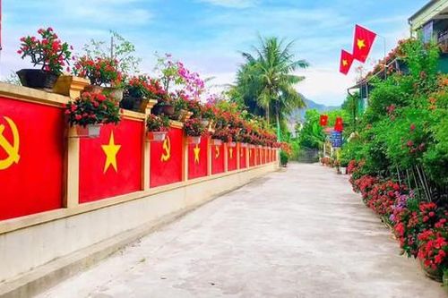 Đôi vợ chồng trẻ biến bờ tường cũ thành 'con đường cờ' rực đỏ