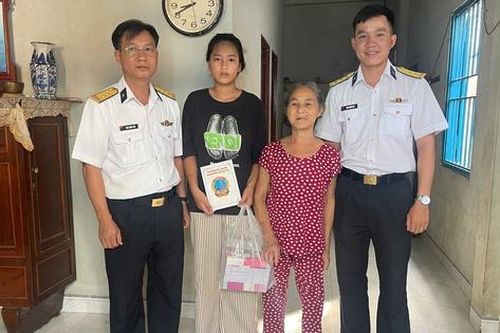 Lữ đoàn 957 động viên con đỡ đầu tự tin bước vào năm học mới