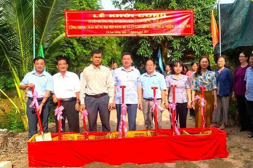 Khởi công xây dựng đường tại ấp Trung