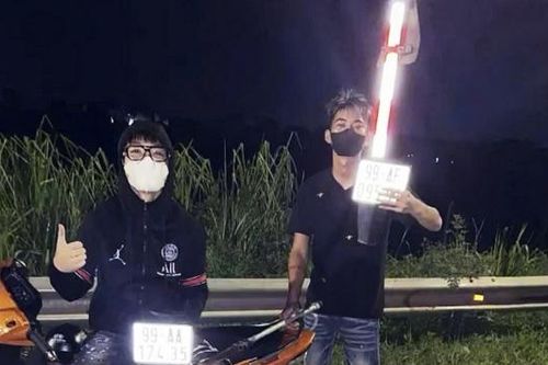 Tạm giữ 4 thanh, thiếu niên mang hung khí đập phá xe máy rồi livestream lên TikTok