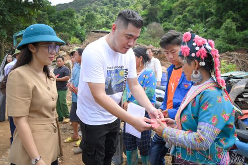 400 triệu đồng trao tặng hỗ trợ người dân vùng lũ