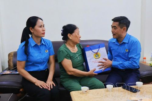 LĐLĐ tỉnh thăm gia đình Anh hùng liệt sỹ Phạm Văn Cường