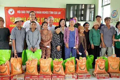 Tặng 100 suất quà cho người dân và học sinh miền núi Vân Canh