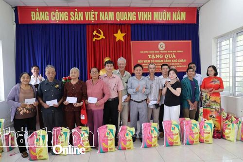 Hội Cựu chiến binh phường Nam Nha Trang tặng 60 suất quà cho hội viên có hoàn cảnh khó khăn