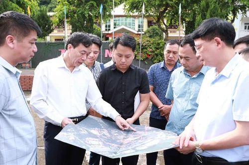 Chủ tịch UBND tỉnh Lê Văn Lương kiểm tra công tác chuẩn bị tổ chức Lễ khởi công Dự án đầu tư xây dựng Trường Phổ thông Nội trú Tiểu học và THCS Phong Thổ