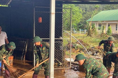 Cán bộ, chiến sĩ giúp người dân khắc phục hậu quả do mưa lớn