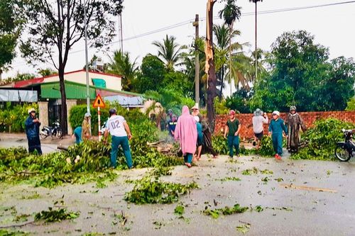 Lâm Đồng kịp thời khắc phục, hỗ trợ người dân bị ảnh hưởng do mưa lớn, lốc xoáy