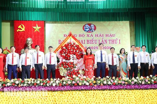 Đồng chí Phó Bí thư Thường trực Tỉnh ủy Đinh Thị Lụa dự và chỉ đạo Đại hội Đảng bộ xã Hải Hậu, nhiệm kỳ 2025-2030