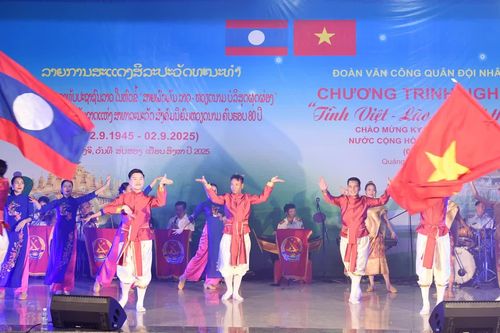 Giao lưu, biểu diễn nghệ thuật 'Tình Việt-Lào son sắt, thủy chung'