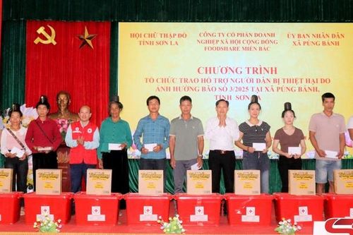 Trao 200 suất quà hỗ trợ người dân bị thiệt hại do mưa lũ