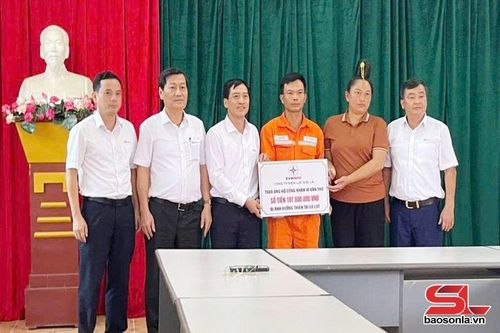 Công ty Điện lực Sơn La hỗ trợ CBCNV khắc phục hậu quả mưa lũ