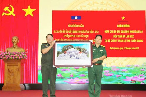 Đoàn cán bộ Báo Quân đội nhân dân Lào thăm, tìm hiểu thực tế tại Bộ CHQS tỉnh
