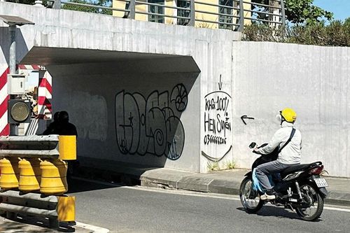 Ngang nhiên quảng cáo, rao vặt bừa bãi ở cầu Lòn