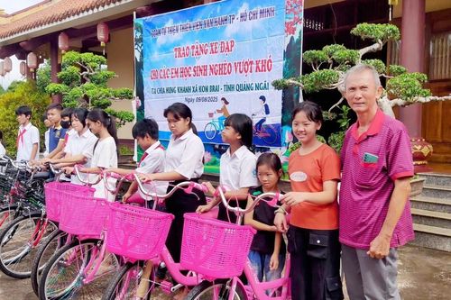 Ban Từ thiện thiền viện Vạn Hạnh trao quà cho học sinh người dân tộc tỉnh Quảng Ngãi