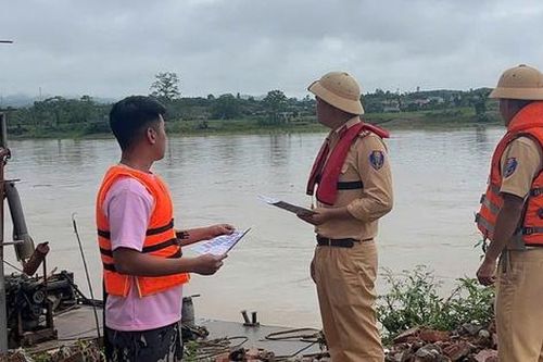 Cảnh sát giao thông đường thủy làm gì để ngăn đuối nước trên hồ Thác Bà?