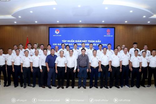 Giám sát, điều phối viên bóng đá chuyên nghiệp cần chất lượng hơn
