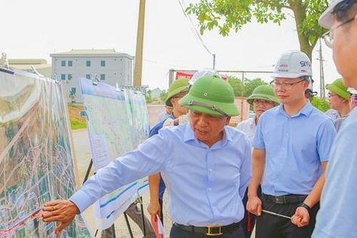 Thứ trưởng Nguyễn Danh Huy kiểm tra vị trí đề xuất xây dựng ga Văn Lâm ở Hưng Yên