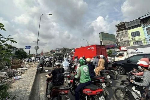 Sở Xây dựng Hà Nội nói về việc cấm qua cầu Long Biên trong giờ cao điểm