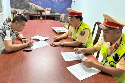 Bị xử phạt hơn 234 triệu đồng vì chở người quá quy định, tài xế không giấy phép