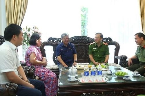 Thứ trưởng Nguyễn Văn Long tri ân gia đình các đồng chí cố lãnh đạo Bộ Công an