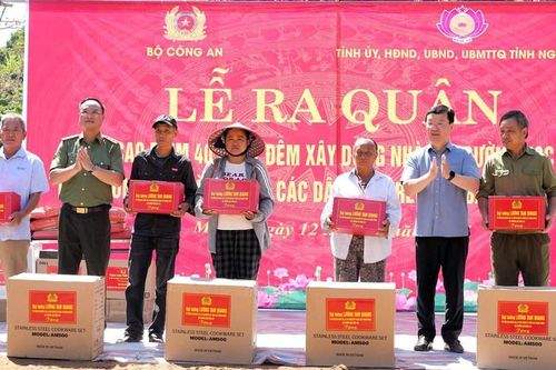 Phát động 40 ngày đêm xây trường, làm nhà giúp bà con vùng lũ Nghệ An