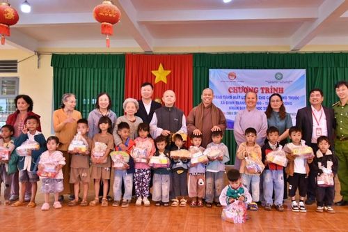 Hội Khuyến học tỉnh Lâm Đồng phối hợp với các đơn vị trao tặng quà nhân dịp năm học mới