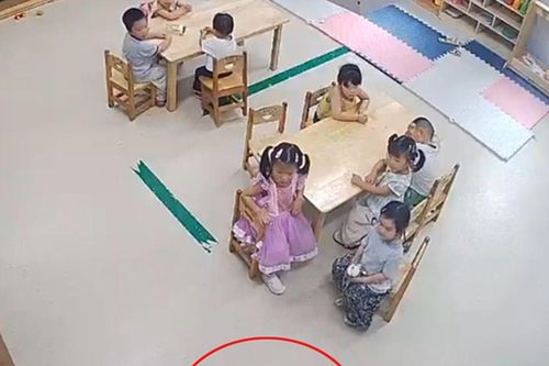 Camera giám sát ghi lại cảnh tượng cô giáo mầm non đưa con vào góc kín, hành động tiếp theo khiến mẹ nghẹn ngào