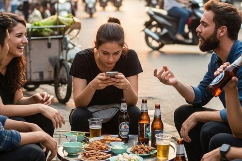 Phát hiện bí mật sau chiếc điện thoại của bạn thân khác giới, tôi chết lặng vì tình cảm anh chôn giấu suốt hơn 10 năm
