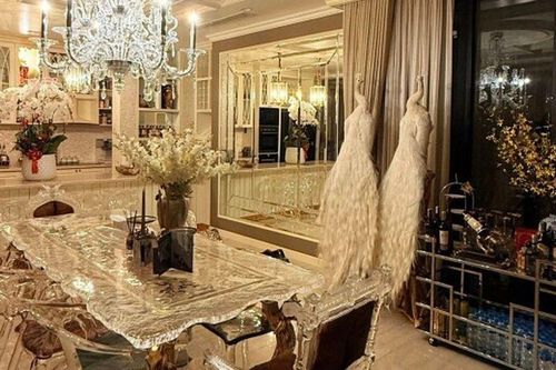 Sao Việt 24h: Lệ Quyên sở hữu biệt thự hơn 100 tỷ như bảo tàng nghệ thuật, khoe quý tử 'đập hộp' vali trăm triệu