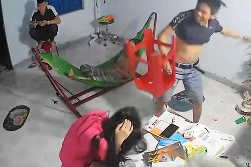 Lời gan ruột của người anh trai cầm ghế đánh em gái: 'Tôi từng van xin em đừng làm mẹ buồn nữa'