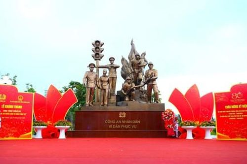 Khánh thành công trình Tượng đài 'Công an nhân dân vì dân phục vụ'