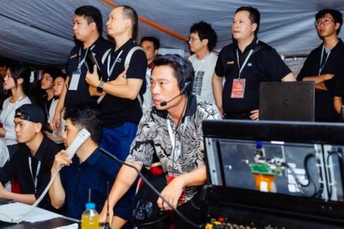 Đạo diễn Phạm Hoàng Giang tiết lộ áp lực hậu trường concert quốc gia 3 điểm cầu
