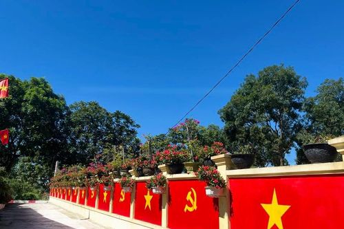 Cặp vợ chồng Nghệ An làm con đường cờ đỏ sao vàng đón đại lễ 2/9