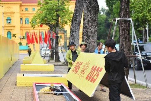 Khẩn trương lắp đặt, chỉnh trang đô thị đón ngày lễ lớn