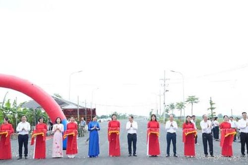 Phượng Dực gắn biển công trình chào mừng Đại hội Đảng bộ xã