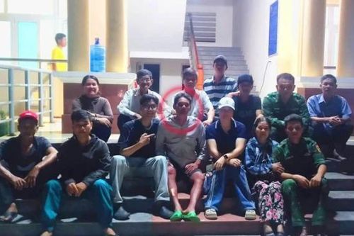 Khoảnh khắc ngư dân trôi dạt trên biển 24 giờ được cứu sống