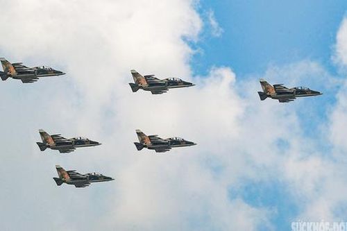 Máy bay trinh sát Yak-130 'xé mây', tạo khoảnh khắc ngoạn mục