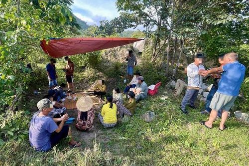 Bắt giữ hơn chục 'con bạc' ở Lâm Đồng đang sát phạt... trong rừng