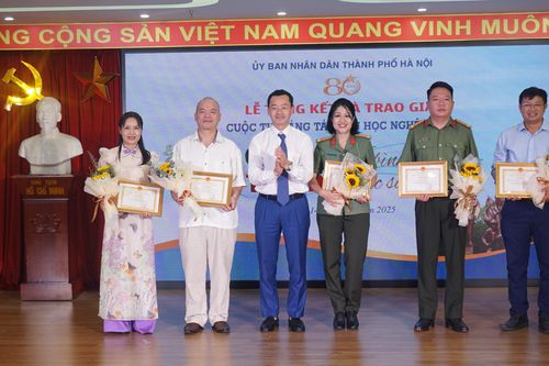 Trao giải Cuộc thi Sáng tác văn học nghệ thuật 'Công an Thủ đô vì bình yên cuộc sống'