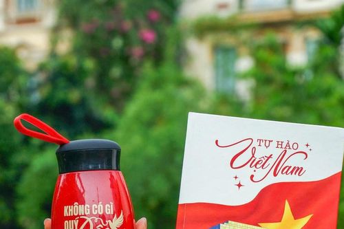Giới trẻ 'lên đồ' rực rỡ đón Quốc khánh 2/9